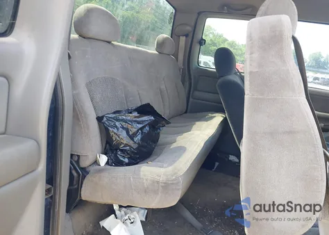 2000 Chevrolet Silverado 1500 Ls z USA, uszkodzony, nr VIN 1GCEK19T0YE388896